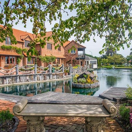 The Village Green Apartment Nelson Bagian luar foto