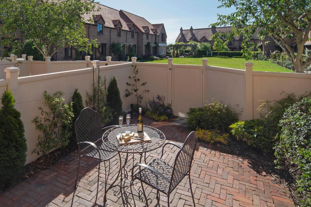 The Village Green Apartment Nelson Bagian luar foto