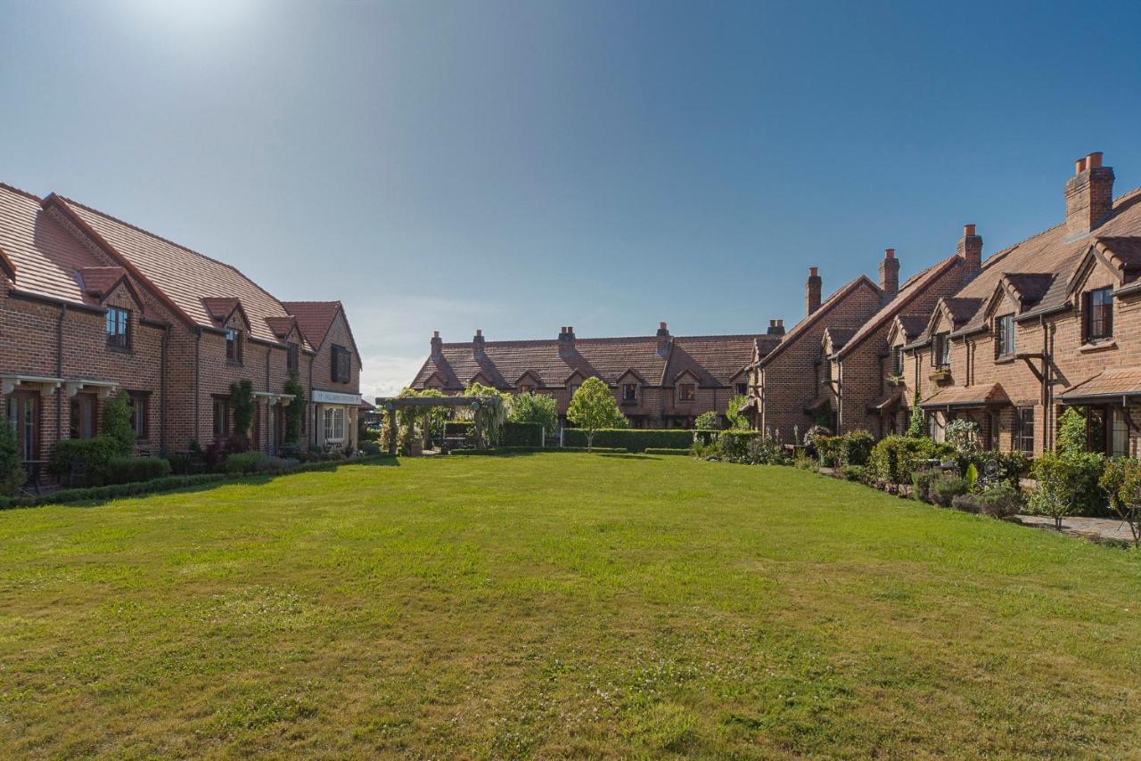 The Village Green Apartment Nelson Bagian luar foto