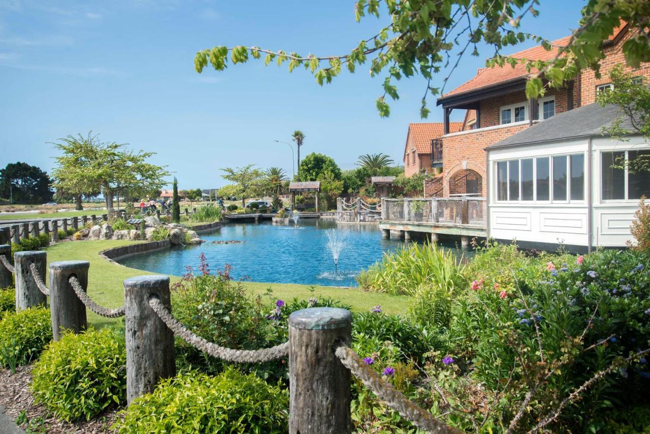 The Village Green Apartment Nelson Bagian luar foto