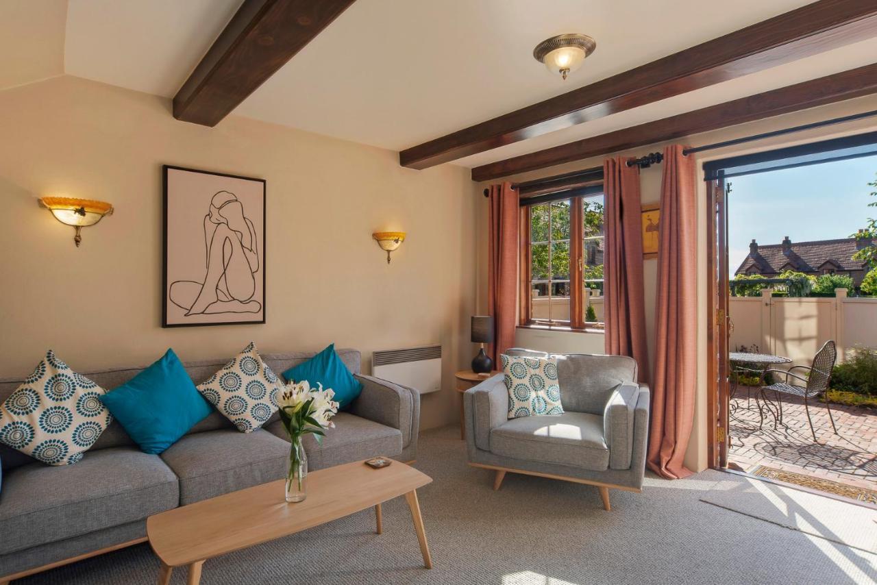 The Village Green Apartment Nelson Bagian luar foto