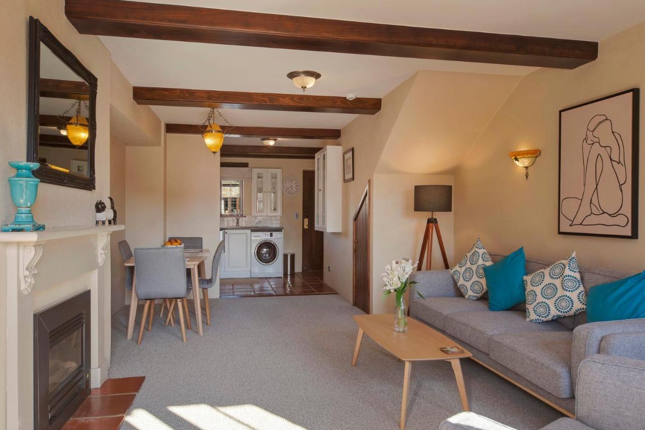 The Village Green Apartment Nelson Bagian luar foto