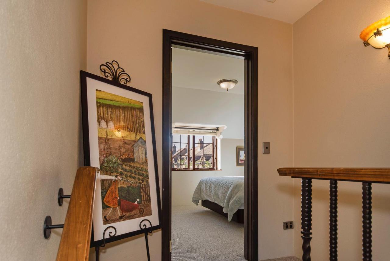 The Village Green Apartment Nelson Bagian luar foto