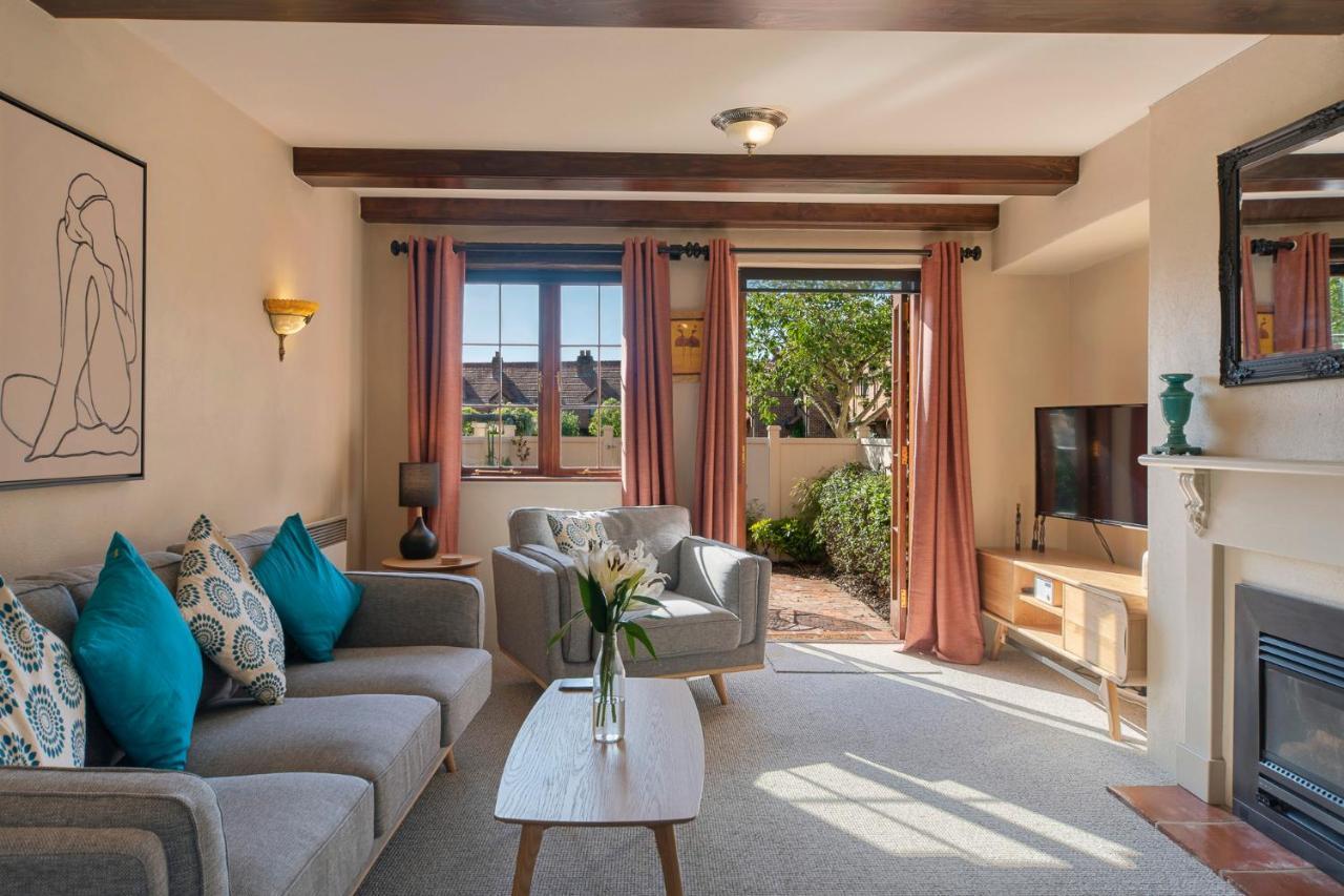 The Village Green Apartment Nelson Bagian luar foto