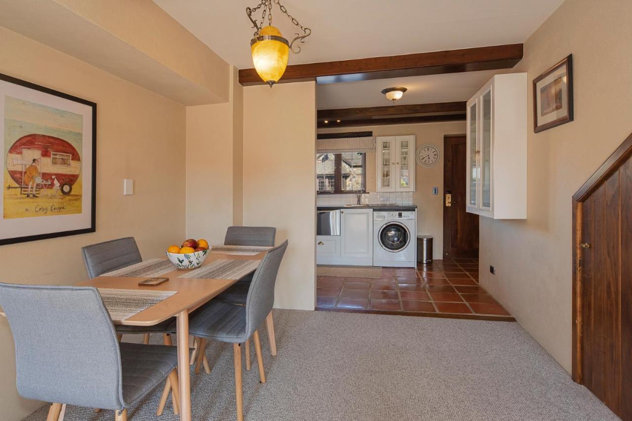 The Village Green Apartment Nelson Bagian luar foto