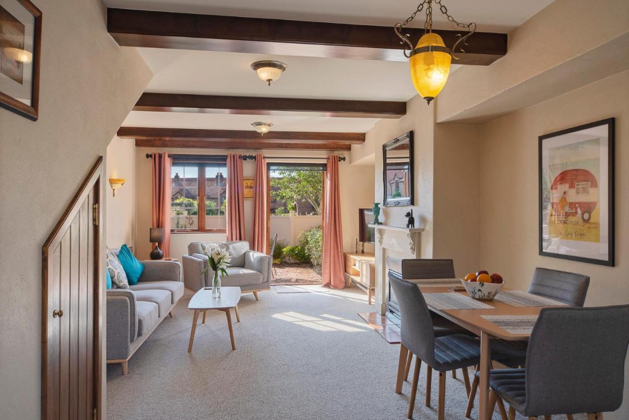 The Village Green Apartment Nelson Bagian luar foto