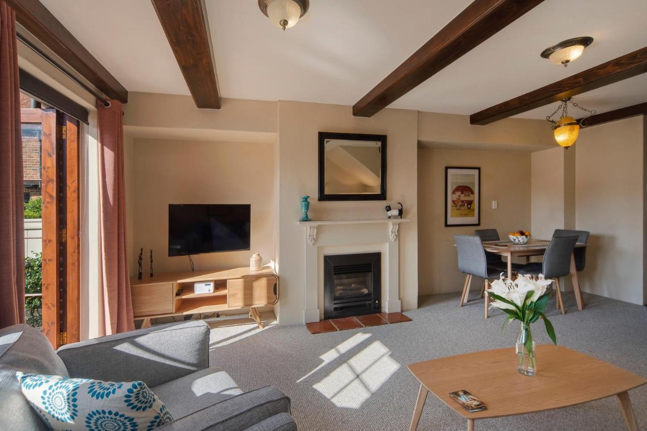 The Village Green Apartment Nelson Bagian luar foto