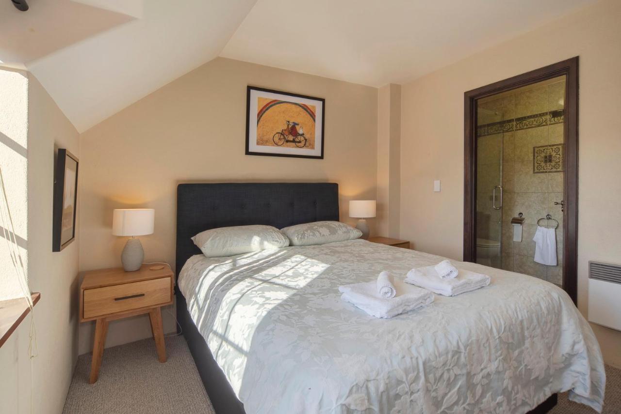 The Village Green Apartment Nelson Bagian luar foto